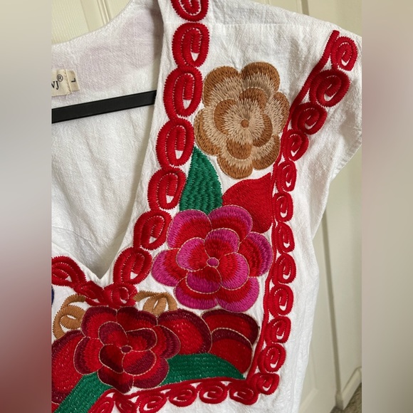 Beautiful embroidery flower women’s top - Picture 5 of 5